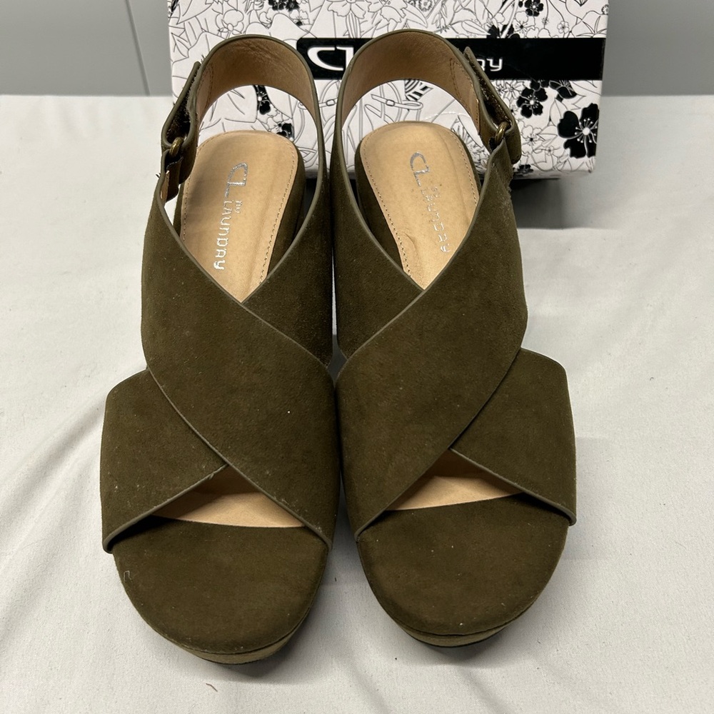 Chinese Laundry Capital heeled sandals olive green suede size 7.5m